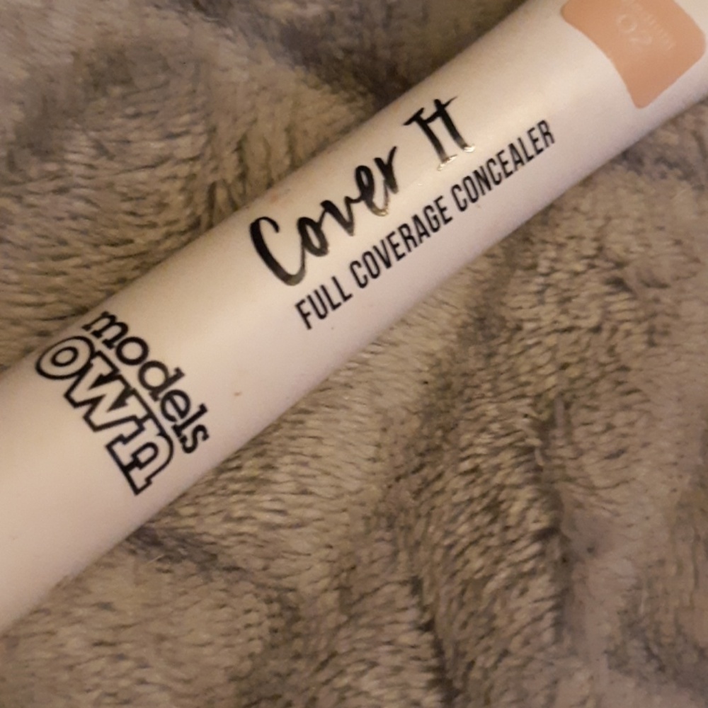 Full coverage concealer - Picture 3 of 3